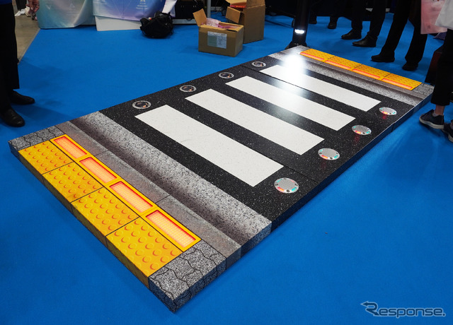 「スマートシティ推進EXPO」に展示されたアトラス埋込型信号機の「埋込型信号」