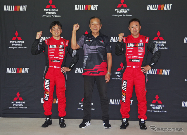 「チーム三菱ラリーアート」の左から小出一登選手、増岡浩総監督、田口勝彦選手