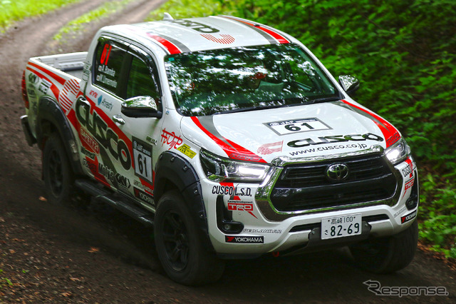 XCRスプリントカップ北海道第3戦 ARK ラリー・カムイ XC-2クラス優勝の番場彬選手/梅本まどか選手組 トヨタ『ハイラックス』