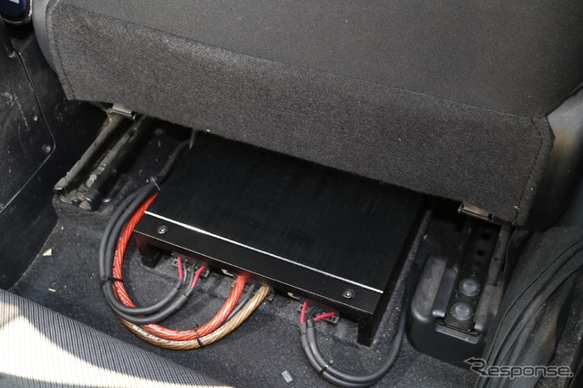 運転席の下のわずかなスペースにインストールされているのはカロッツェリアXのパワーアンプであるRS-A99X。