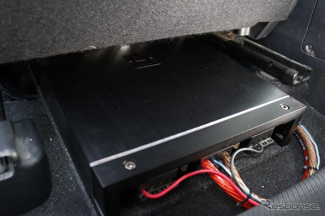 助手席下にはサブウーファー用のパワーアンプであるRS-09Xをインストール。低音の音にこだわったアンプ選びとなった。