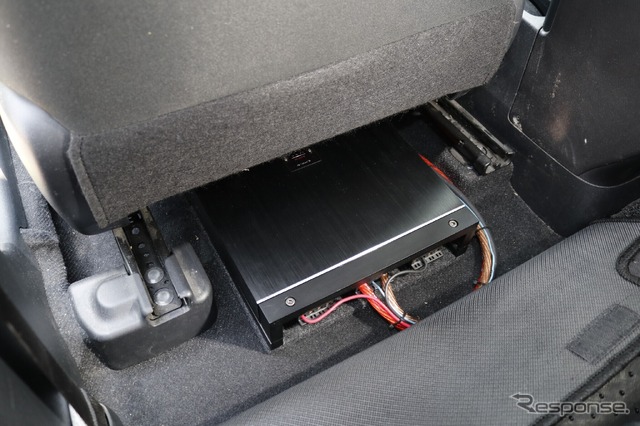 運転席/助手席ともにパワーアンプのサイズは完全には収めきれず、後部座席の足もとスペースにせり出しているのがわかる。