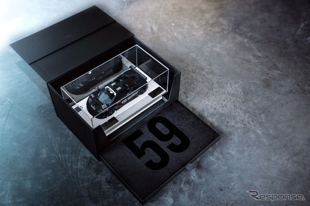 最初の59部には、日本のモデル専門メーカーMake Upが製作した1:18スケールのマクラーレンF1 GTR(シャシー01R)が特別に付属