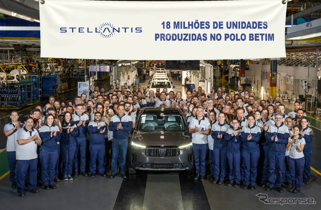 ステランティスのブラジル・ベチン工場の生産1800万台目の車両としてフィアット『ファストバック』改良新型がラインオフ