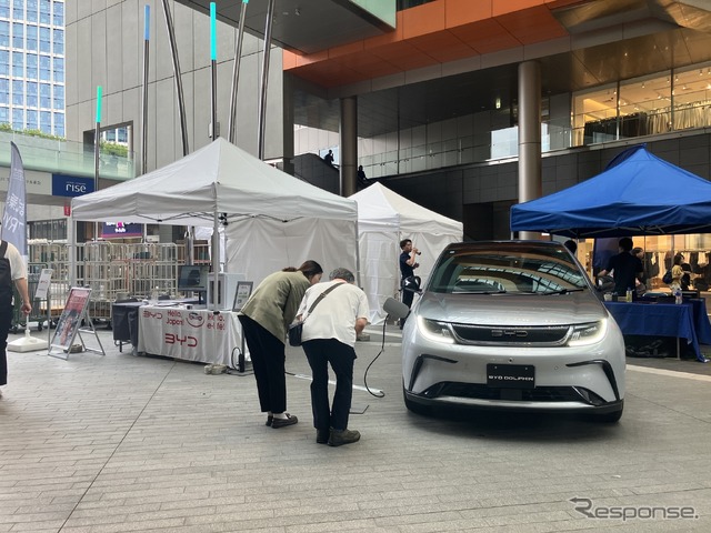 BYDの試乗車は新型の「SEALION 7」、展示車両はドルフィン。価格的にはINSTERとの競合になる。