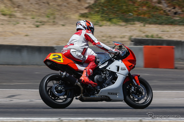 元世界王者ウェイン・レイニーが特別な『XSR900 GP』でラグナセカを駆け抜けた