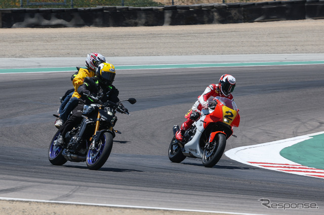 元世界王者ウェイン・レイニーが特別な『XSR900 GP』でラグナセカを駆け抜けた