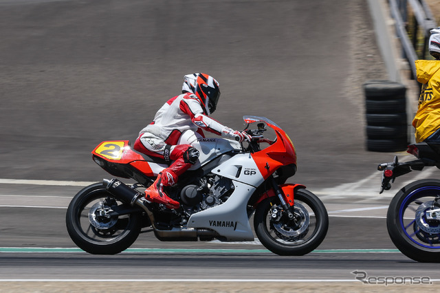 元世界王者ウェイン・レイニーが特別な『XSR900 GP』でラグナセカを駆け抜けた