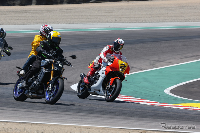 元世界王者ウェイン・レイニーが特別な『XSR900 GP』でラグナセカを駆け抜けた