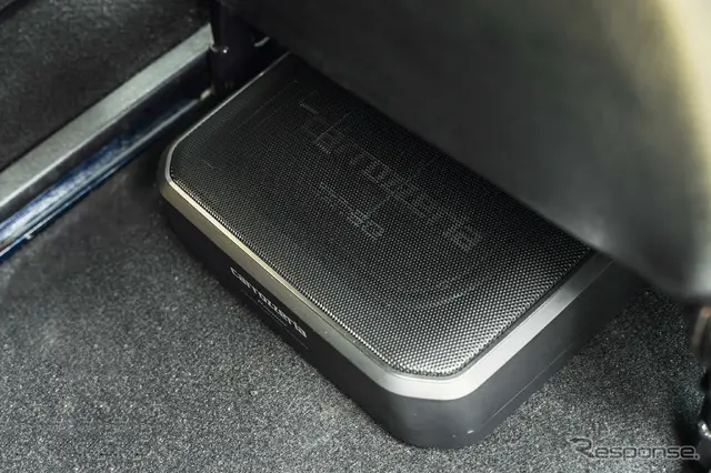 シート下のスペースを利用してcarrozzeria TS-WX140DAを設置