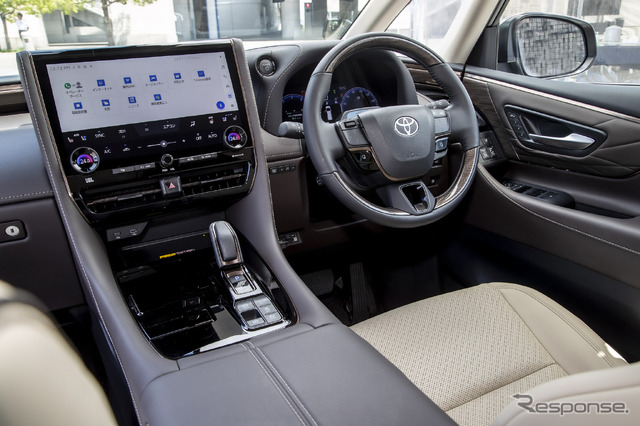 トヨタ アルファード の運転席