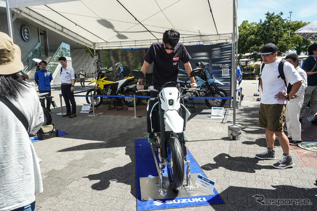 新型『DR-Z4S』『DR-Z4SM』が展示された「スズキ モーターサイクルコレクション2025」(7月19日)