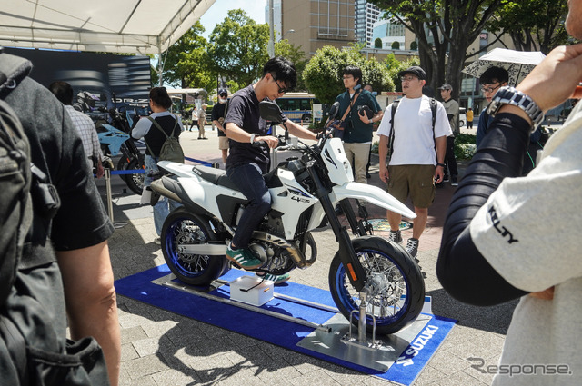 新型『DR-Z4S』『DR-Z4SM』が展示された「スズキ モーターサイクルコレクション2025」(7月19日)