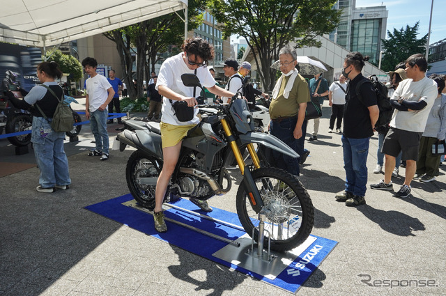 新型『DR-Z4S』『DR-Z4SM』が展示された「スズキ モーターサイクルコレクション2025」(7月19日)