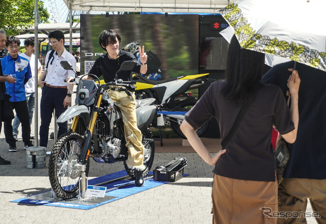 新型『DR-Z4S』『DR-Z4SM』が展示された「スズキ モーターサイクルコレクション2025」(7月19日)