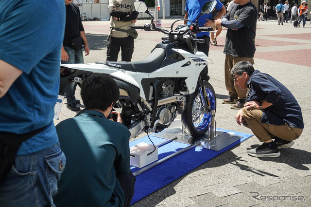 新型『DR-Z4S』『DR-Z4SM』が展示された「スズキ モーターサイクルコレクション2025」(7月19日)