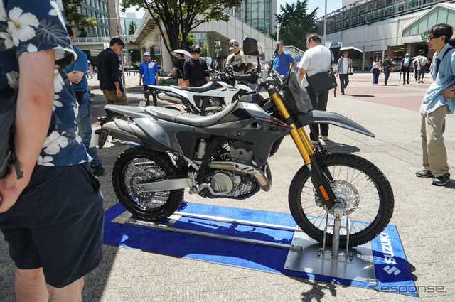 新型『DR-Z4S』『DR-Z4SM』が展示された「スズキ モーターサイクルコレクション2025」(7月19日)