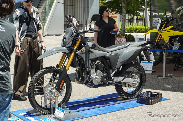 スズキ『DR-Z4S』ローシート装着車(スズキ モーターサイクルコレクション2025)
