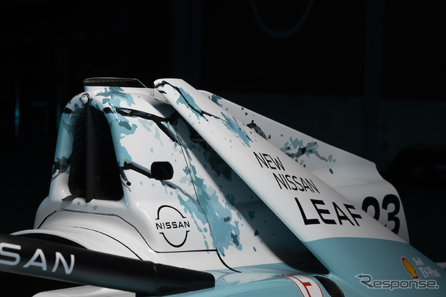 ティールブルーの日産フォーミュラEマシン
