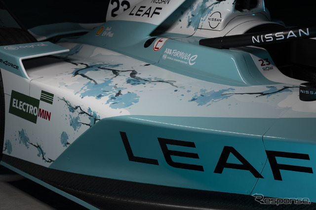 ティールブルーの日産フォーミュラEマシン