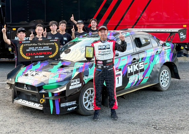 田口勝彦選手と「HKSランサーエボリューション（CZ4A）」