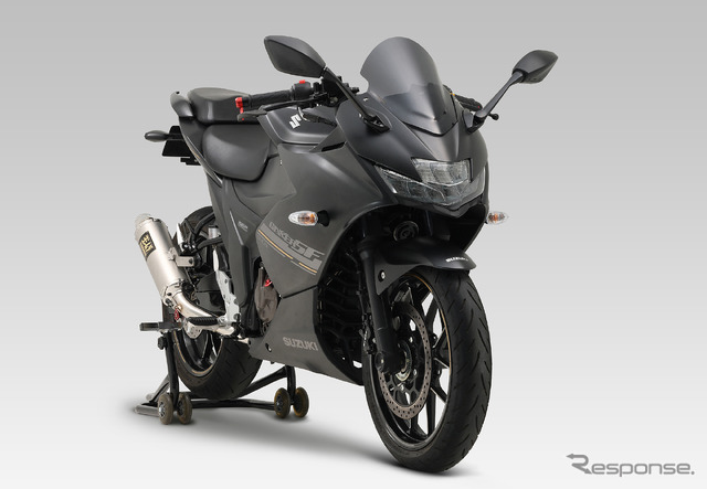 ヨシムラの「ウインドアーマー」を装着したジクサー SF250