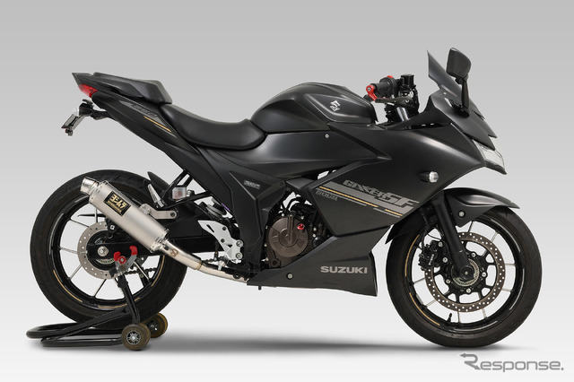 ヨシムラの「ウインドアーマー」を装着したジクサー SF250