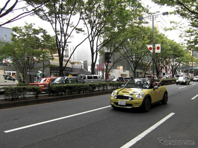 手放し運転? MINIコンバーチブル が50歳の誕生日にデモ走行