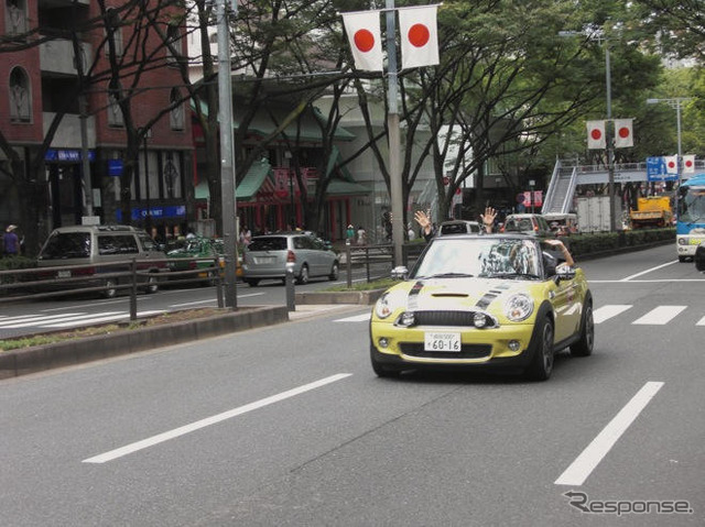 手放し運転? MINIコンバーチブル が50歳の誕生日にデモ走行