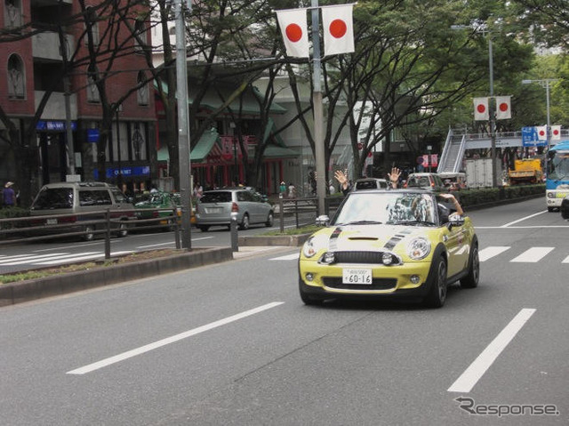 手放し運転？　MINIコンバーチブル が50歳の誕生日にデモ走行