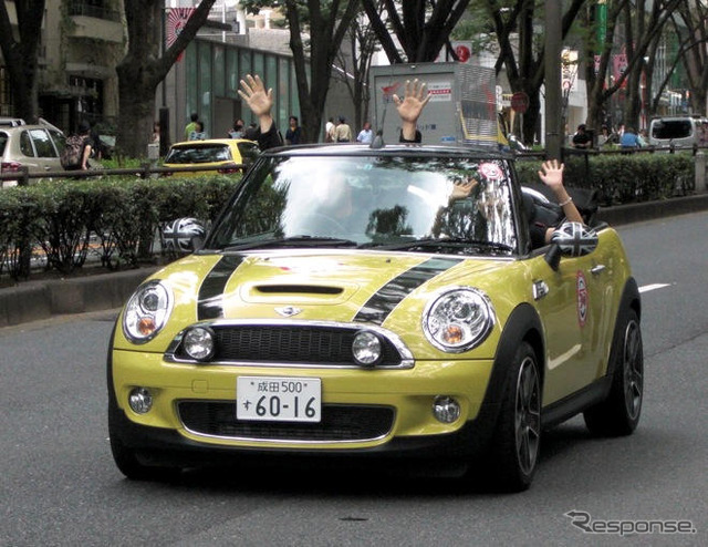 手放し運転? MINIコンバーチブル が50歳の誕生日にデモ走行