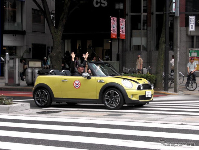手放し運転? MINIコンバーチブル が50歳の誕生日にデモ走行