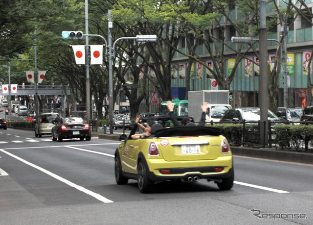 手放し運転? MINIコンバーチブル が50歳の誕生日にデモ走行