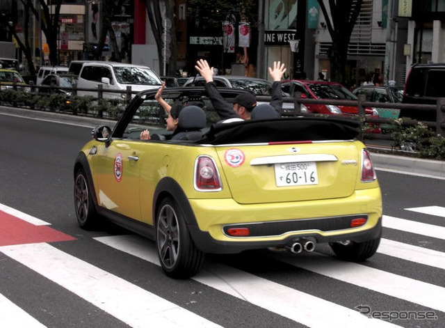 手放し運転? MINIコンバーチブル が50歳の誕生日にデモ走行