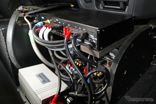 フロント3ウェイをマルチアンプシステムでドライブするのはファスのパワーアンプであるAP2.50n。3台を積層して設置した。