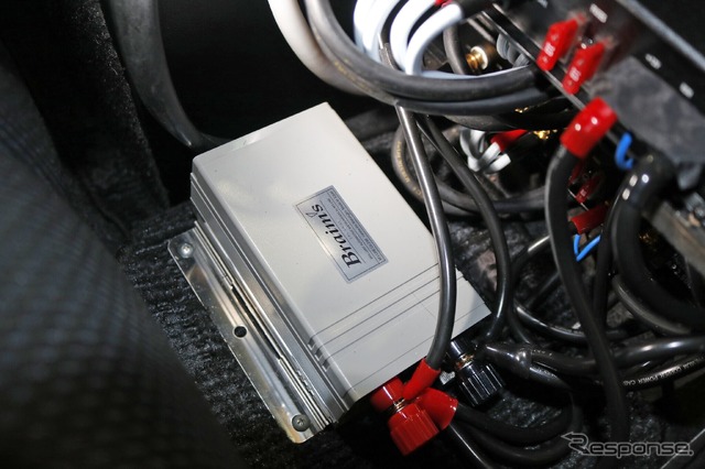 足もとスペースに設置されているのはブレイムスのキャパシター。電源系の強化にも余念が無い。