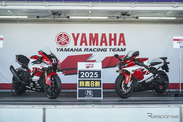 #21 YAMAHA RACING TEAMの「YZF-R1」レプリカ(左)と1999年の「YZF-R7」(右)