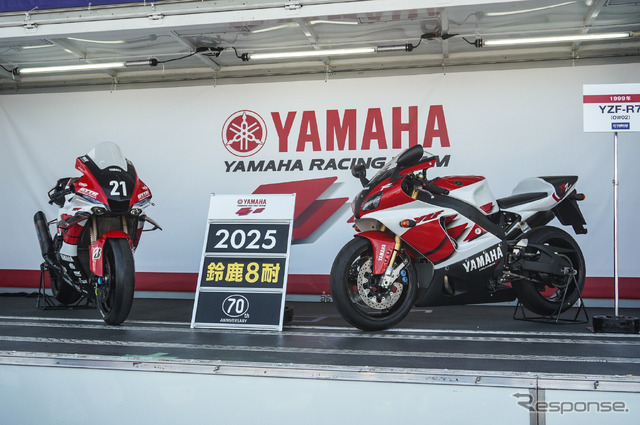 #21 YAMAHA RACING TEAMの「YZF-R1」レプリカ(左)と1999年の「YZF-R7」(右)