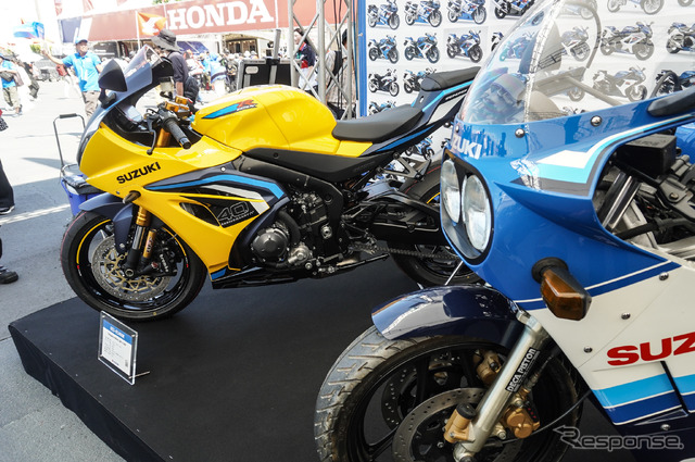 スズキ GSX-R1000R（左）と初代GSX-R750（右）