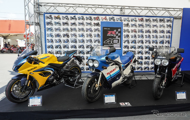 スズキ GSX-R1000R（左）と初代GSX-R750（中）、GSX-R400（右）