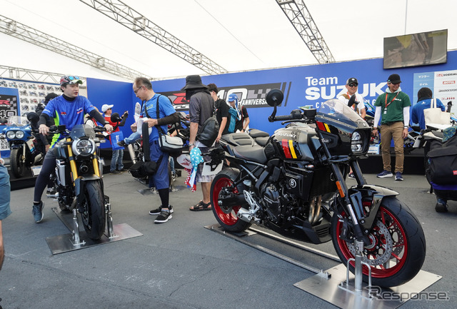スズキ GSX-8T（左）とスズキ GSX-8TT（右）（鈴鹿8耐2025）