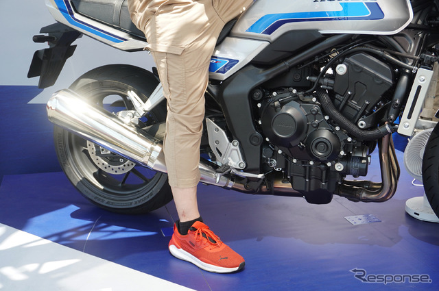 ホンダ CB1000Fの足付き