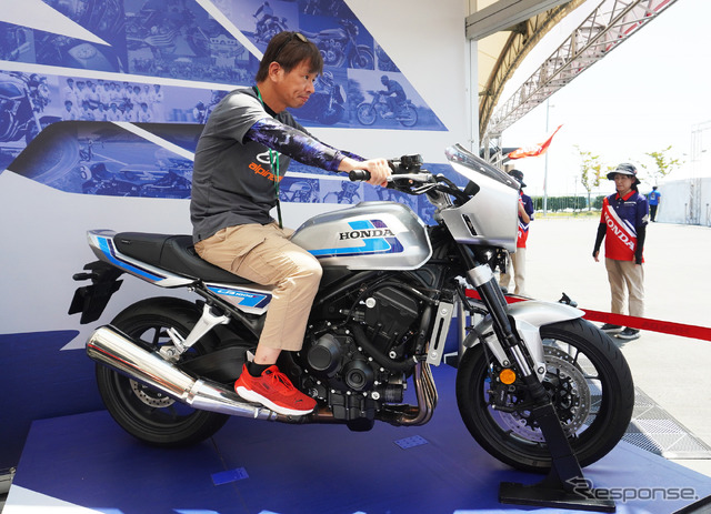ホンダ CB1000F SEの足付き