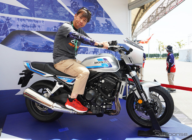 青木タカオ氏がホンダ CB1000F SEに跨りエンジン始動を体験！