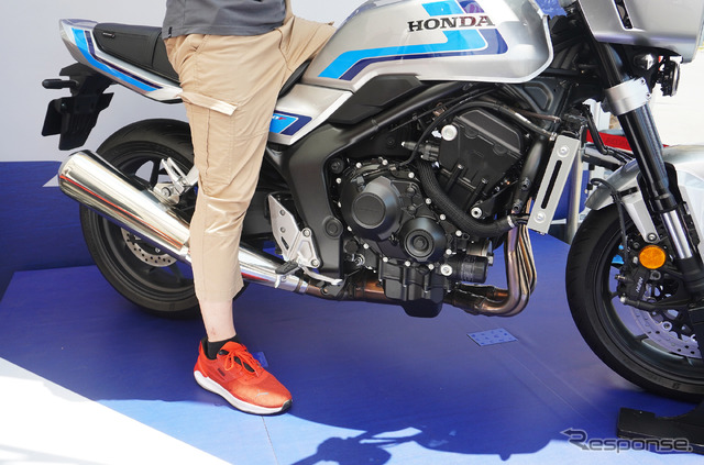 ホンダ CB1000F SEの足付き