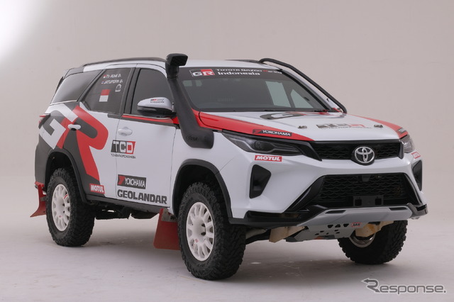「TOYOTA GAZOO Racing Indonesia」のトヨタ『フォーチュナー』トゥバグス・アディ・モレンシャディ選手搭乗車