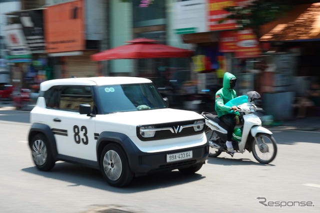 Grabの乗り合いオートバイの横を走るVF3。VF3は後席が狭いこともあってタクシー用途には向かない