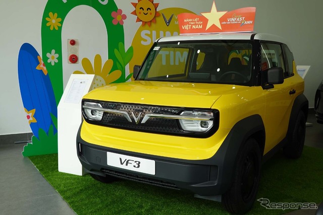 ハノイ市内のディーラーに展示した合ったVF3。営業マンは、この黄色と白の2トーンカラーがよく売れるボディカラーと話していた