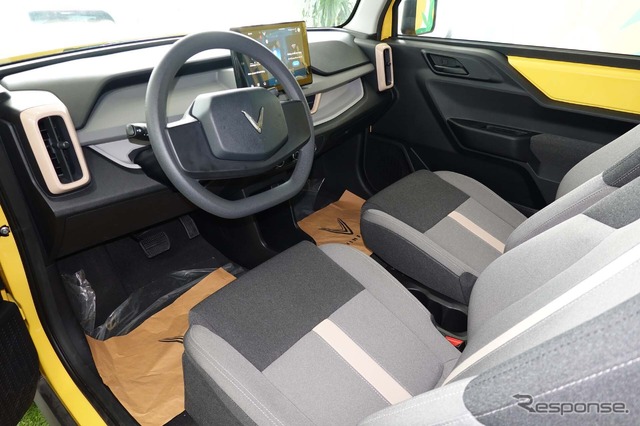 VF3の運転席周り。インフォテイメントシステムはApple CarPlayとAndroidAutoに対応。エアコンは標準装備だ