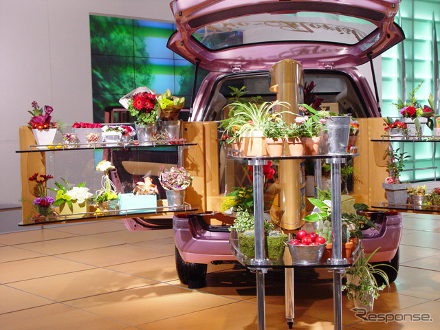 【東京ショー2002速報】こんな移動販売車があってもいい---トヨタ『サクシード』